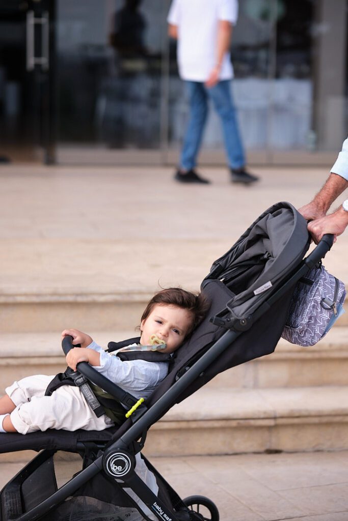 ενα παιδακι στο καροτσι του μπαινει στο κτημα αλσος νυμφων