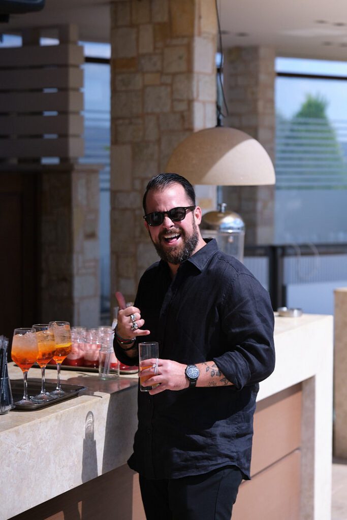 πορτετο ενος άνδρα στο open bar της βάπτισης.