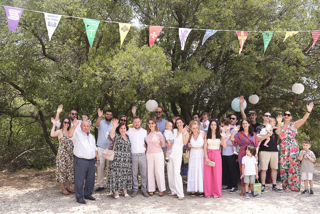 φωτογραφία με τους καλεσμένους απο την βάπτιση